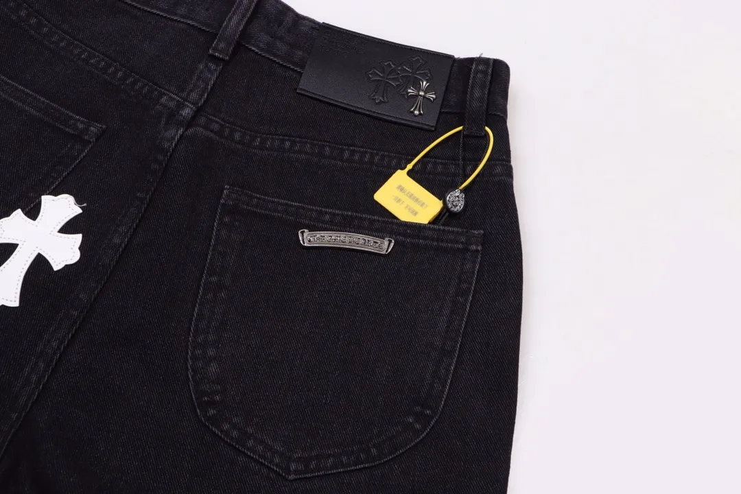 P250 model number: H430 Chrome Hearts CH Chrome Hearts heavy industry damaged ripped high street jeans exude uninhibited personality and unique charm. Every wear and tear is carefully designed to present a unique artistic feel. Made of imported denim fabric, which has undergone heavy industrial washing and destruction treatment, the trousers show a super cool effect on the upper body, allowing you to dominate the fashion stage.  This is more than just a pair of jeans, it is an expression of attitude. With its unique design concept and ultimate pursuit of details, Croxin breaks traditional boundaries and defines the jeans trend in the new era. The trousers are made of double-layer woven fabric and matched with customized hardware, showing an incomparably beautiful and unique style, making every wearer the focus of fashion. Imported denim fabric, super heavy-duty washed and damaged, the upper body is super cool! Customized hardware, incomparably good-looking model. The production process is difficult. It has a high-street feel. Color: black Size: S M L XL XXL